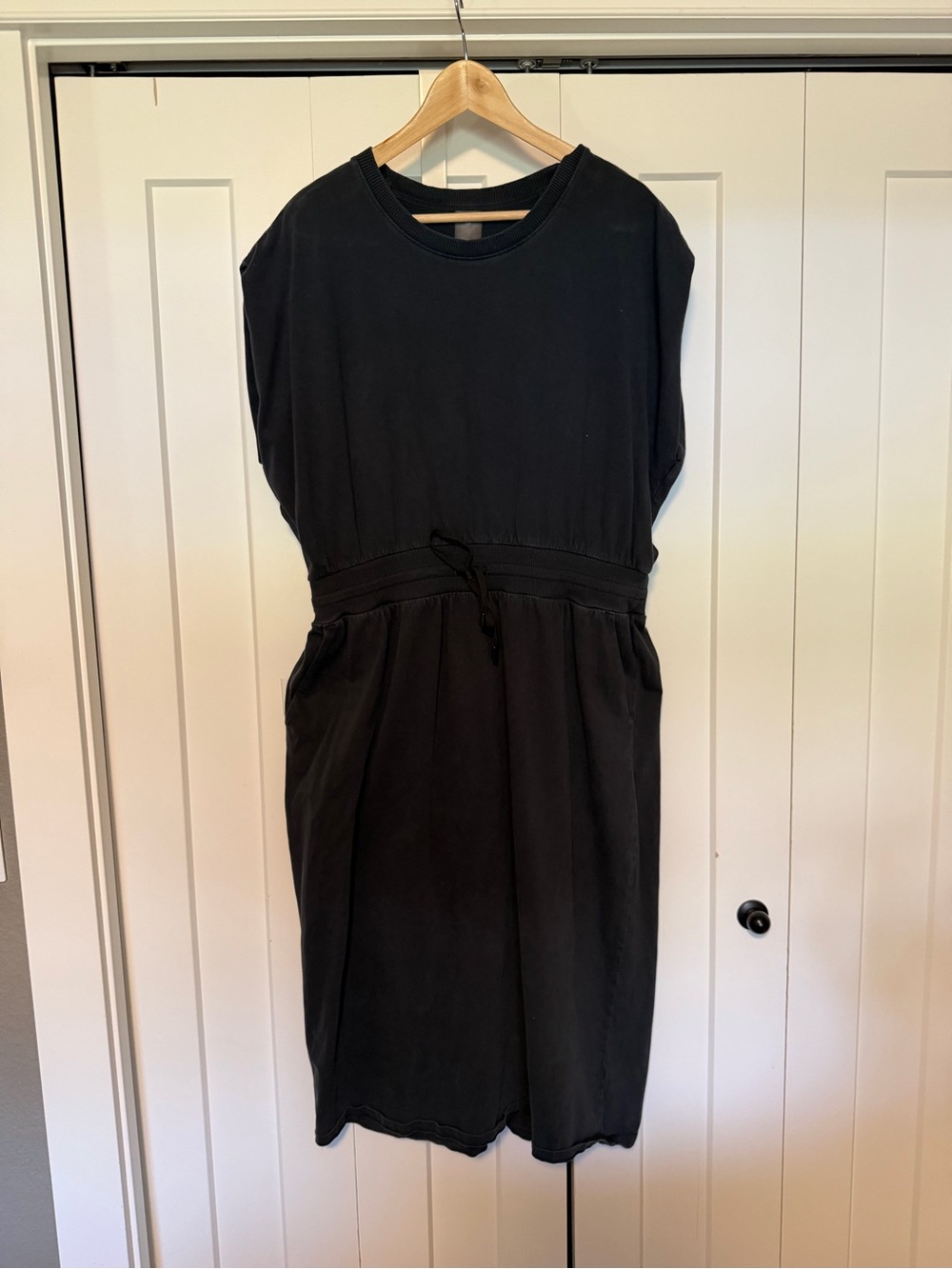 CALIA by Carrie Underwood Black Midi Drawstring-Waist Crewneck Dress